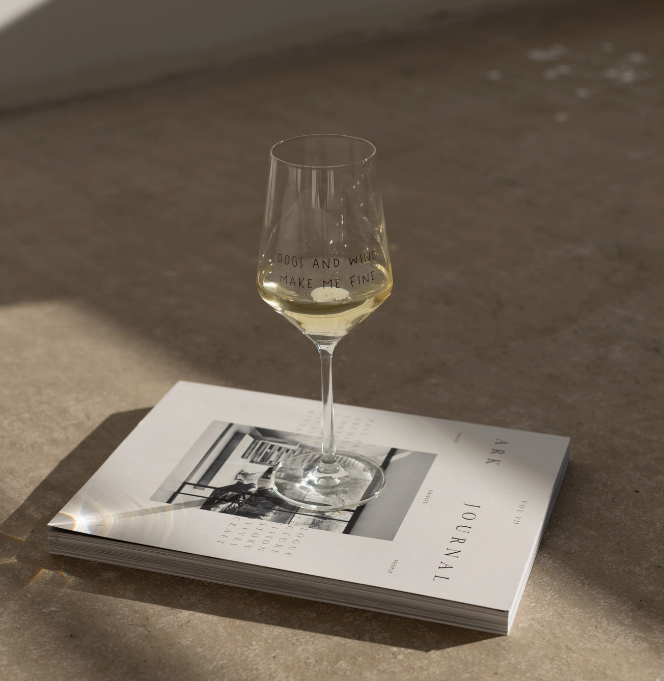 Lieblingspfote "DOGS AND WINE MAKE ME FINE" Weinglas