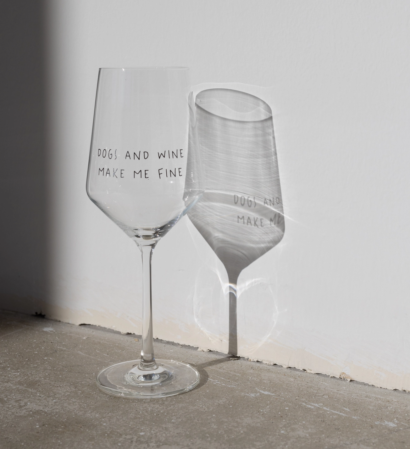 Lieblingspfote "DOGS AND WINE MAKE ME FINE" Weinglas